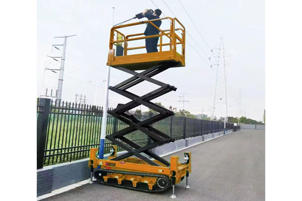 Crawler Scissor Lifts For Street Light Maintenance.jpg