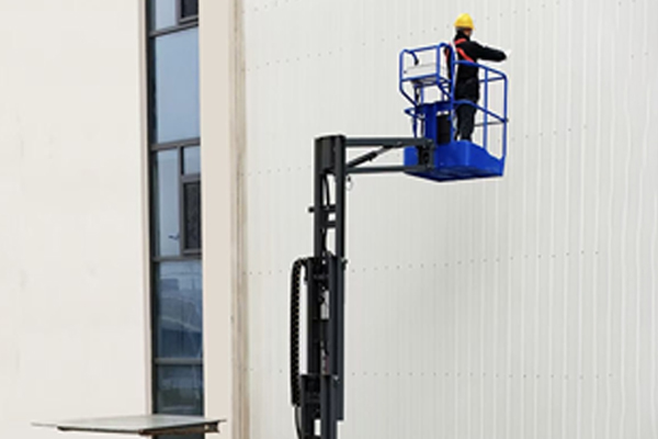 Vertical Mast Lift With Jib For Exterior Wall Cleaning