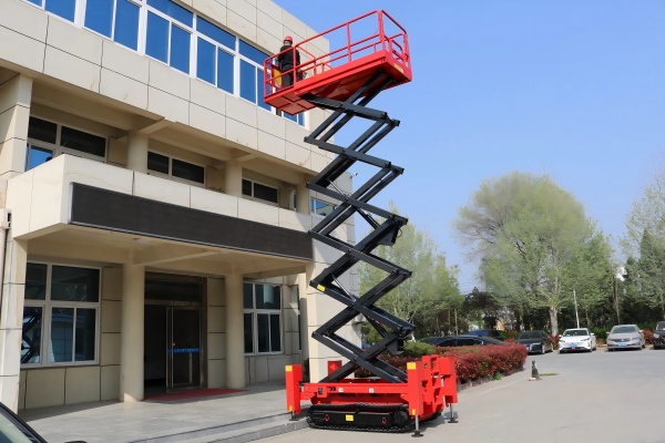 crawler scissor lifts with Leveling Outriggers.jpg